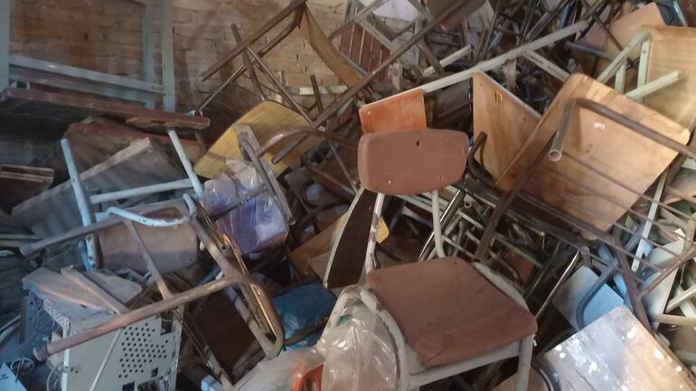 Sillas en mal estado, y tiradas en un depósito de la Escuela Isaac Cabrera, no se pueden reparar por falta de recursos. Ministerio bloquea entrega de gratuidad a encargado de despacho.