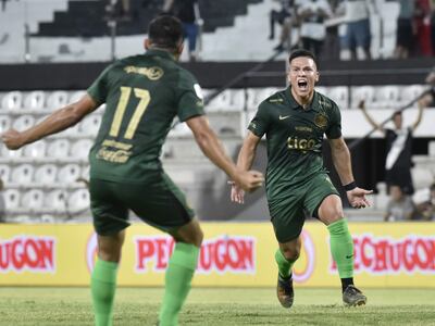 Hugo Quintana (d) celebra el gol que convirtió contra Tacuary por la quinta ronda del torneo Apertura 2022.