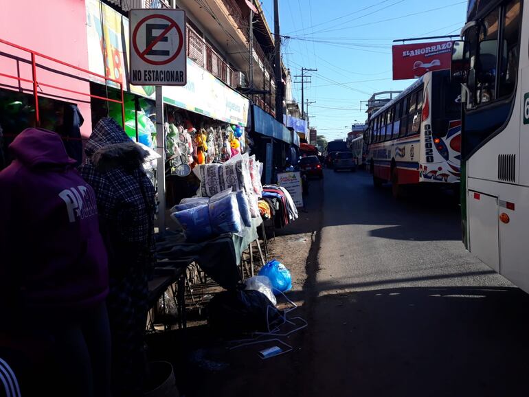 El cartel de prohibido estacionar es letra muerta, el mensaje indica que el lugar debe estar despejado, sin embargo los vendedores ambulantes acaparan los espacios.