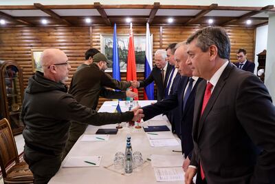 Las delegaciones de Rusia (d) y de Ucrania (i) durante la reunión de hoy, en Brest, Bielorrusia.