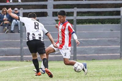 El lateral del “león”, Mauricio Ramón Tabárez Gaona intenta cortar el avance del albinegro Francisco Delgado Vera. (Foto: APF)