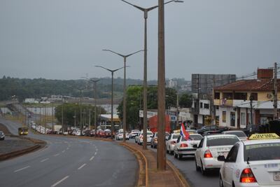 Taxistas en caravana en Encarnación, este miércoles.