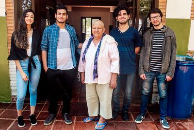 Los integrantes del grupo Mbarete en compañía de la ya fallecida Hilda, a quien conocieron el año pasado. Foto: Juanma Escobar.