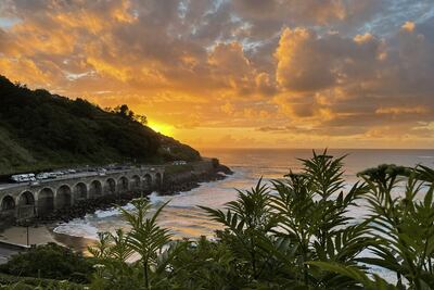 Puesta de sol en la playa de Gaztetape de Getaria: al estar orientada al mar abierto, es atractiva para los surfistas por su oleaje.