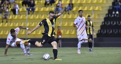 Fernando Fernández (30) se dispone a marcar el primero de los tres goles que anotó en Dos Bocas para que el legendario logre su segunda victoria en el Apertura. Los dos tantos restantes los anotó en momentos de tensión ante la igualdad parcial.