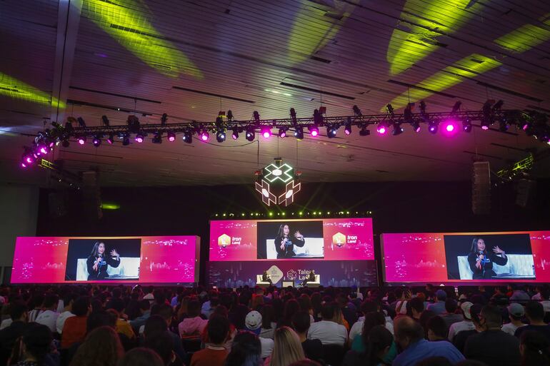 La astronauta mexicana Katya Echazarreta habla durante un conversatorio con estudiantes en el Talent Land realizado en Guadalajara, estado de Jalisco (México).
