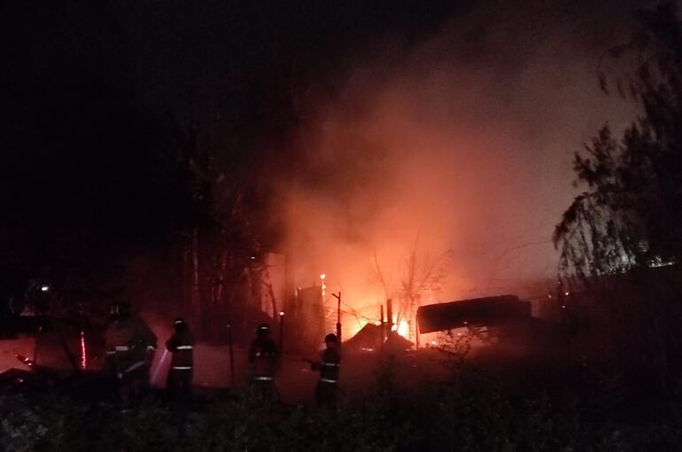 Tres precarias viviendas quedaron destruidas por completo este viernes. 