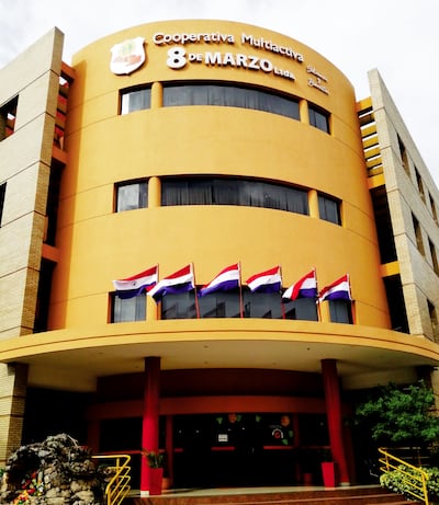 Fachada de la Cooperativa Multiactiva 8 de Marzo Ltda. en su sede central de Lambaré. La misma cuenta con cerca de 40.000 asociados.