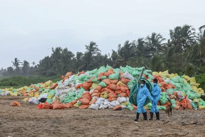 Bolsas con desperdicios en la cosa de Sarakkuwa en los suburbios de Colombo, Sri Lanka.