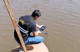 Un funcionario del MADES realizando algunos controles en las aguas del Río Tebicuarymí.