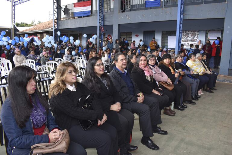 Docentes, directivos e invitados especiales disfrutan de un acto cultural por el anivesario de la Escuela Virgen del Carmen de Villa Elisa.