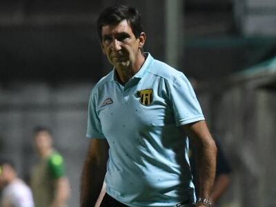 Gustavo Costas durante el partido que Guaraní igualó 1-1 con San Lorenzo en el Gunther Vogel.