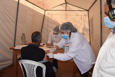 Un lugareño es vacunado bajo la carpa instalada en el patio del Hospital de San Juan Nepomuceno.