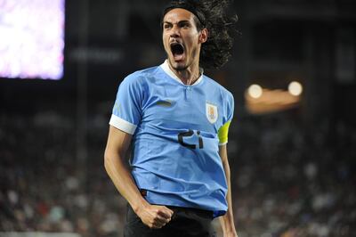 El delantero central de Uruguay Edinson Cavani celebra su gol durante el partido amistoso disputado entre las selecciones de México y Uruguay este jueves en el estadio State Farm en Glendale, Arizona.