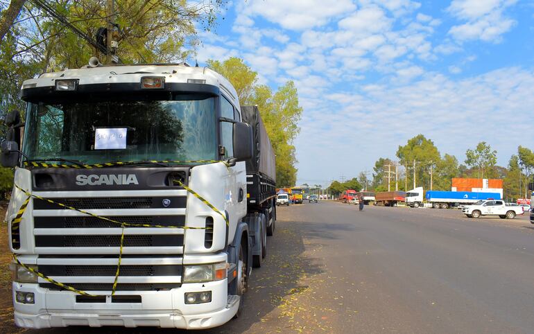 Uno de los tres camiones de gran porte incautados ayer durante los incidentes entre camioneros y policías, tras el bloqueo de ruta, está apostado en el cruce Villarrica-Paraguarí, lacrado, a disposición de las fiscalía.