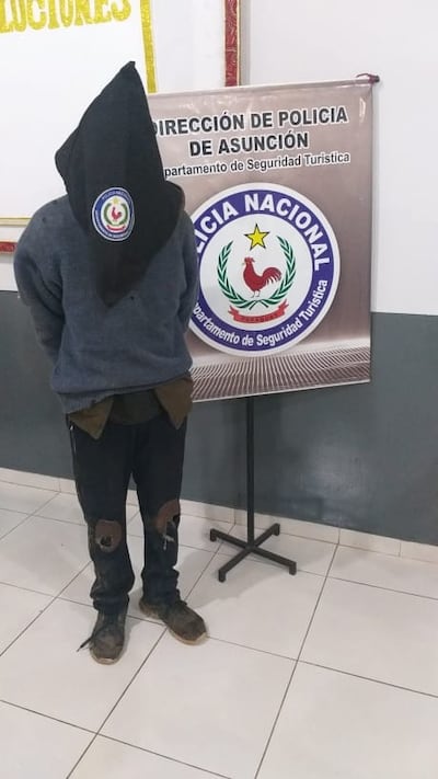 La Policía Nacional aprehendió en flagrancia a un menor de 17 años de edad, en el momento en que sustraía cables de las instalaciones eléctricas de la Costanera de Asunción.