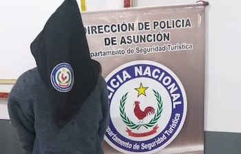 La Policía Nacional aprehendió en flagrancia a un menor de 17 años de edad, en el momento en que sustraía cables de las instalaciones eléctricas de la Costanera de Asunción.