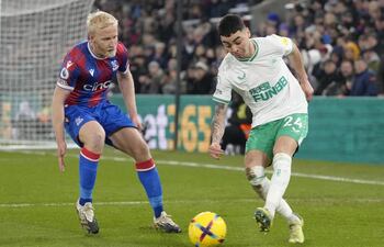Miguel Almirón (d), del Newcastle, disputa el balón con Will Hughes, del Crystal Palace.