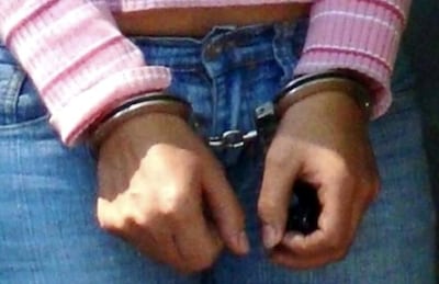 Imagen referencial de una mujer detenida.