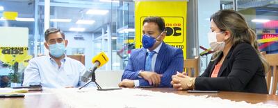 El empresario Justo Ferreira, con los abogados Andrés Casatti y Rocío Rodríguez, dio ayer su versión a ABC.