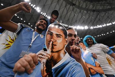 Los fanáticos de Uruguay animan antes del partido de fútbol del Grupo H de la Copa Mundial Qatar 2022 entre Portugal y Uruguay en el Estadio Lusail en Lusail, al norte de Doha el 28 de noviembre de 2022.