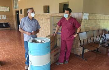 El intendente Ulises Martínez entregando los equipos a un funcionario de la USF.