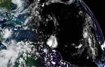 Imagen satelital cedida el martes por la Oficina Nacional de Administración Oceánica y Atmosférica de Estados Unidos (NOAA) a través del Centro Nacional de Huracanes (NHC), en la que se muestra el estado del clima en el Atlántico. La depresión tropical "Doce" se formó este martes en el Atlántico al oeste de las islas africanas de Cabo Verde.