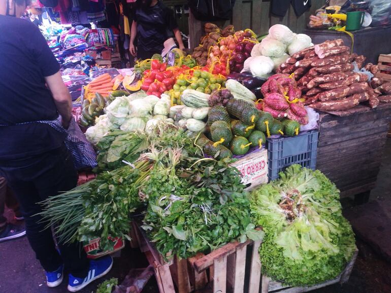 Las verduras, el choclo, queso y mandioca complementaron a los ingredientes de la sopa y el chipa guasu que motivaron a los compradores de Semana Santa. 