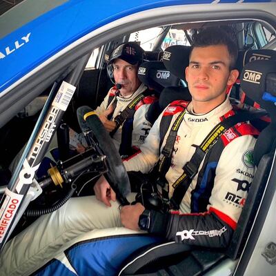 El piloto paraguayo Fabrizio Zaldíva (d) inicia hoy un nuevo desafío en el Campeonato del Mundo de Rally en la categoría WRC3, junto a su navegante, el español Carlos Del Barrio, con el Skoda Fabia Rally2 EVO.