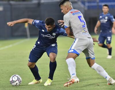 Feliciano Brizuela trata de escapar de la marca de Marcelo Paredes