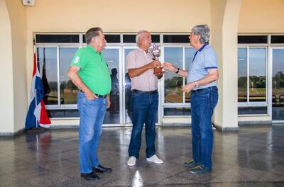 Allegados al stud El Legendario reciben la copa "Homenaje a don Pelayo Abente Argaña", tras la victoria de Jejum de Amor.
