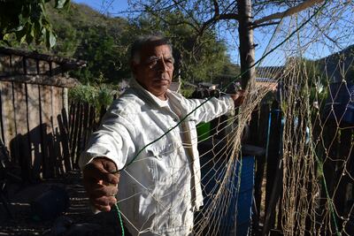 Un pescador ishir aprovecha el inicio de la veda pesquera para reparar sus elementos de pesca.