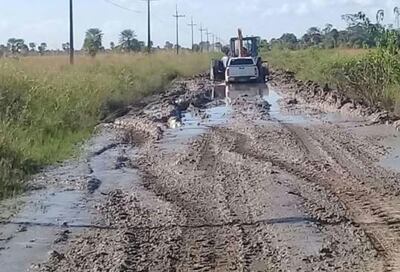 Una camioneta es estirada por un tractor para poder salir de la zona crítica del trayecto Pilar-Alberdi.