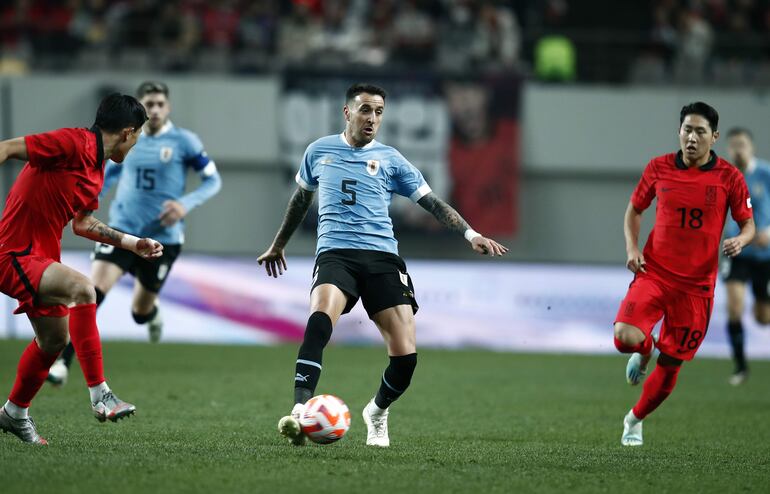 Seoul (Korea, Republic Of), 28/03/2023.- Uruguay's Matias Vecino Falero (C) in action during a soccer friendly match between South Korea vs Uruguay at Sangam World Cup Stadium in Seoul, South Korea, 28 March 2023. Uruguay won the match with a score of 2-1. (Futbol, Amistoso, Mundial de Fútbol, Corea del Sur, Seúl) EFE/EPA/JEON HEON-KYUN