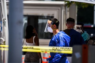 Trabajadores médicos realizan pruebas de COVID-19 en Miami, Florida.