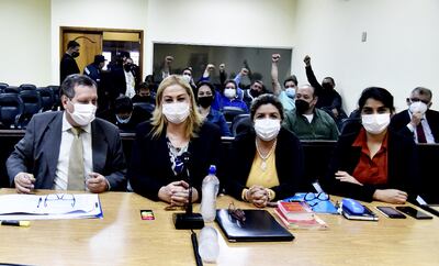 El abogado Guillermo Ferreiro (izq.) cuestionó el proceso contra María Esther Roa (2ª de la izq).