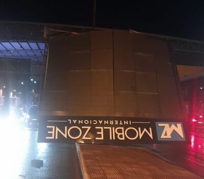 El cartel publicitario se vino abajo a causa de las ráfagas de viento.