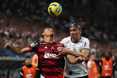 Fabián Balbuena (d) de Corinthians disputa el balón con Víctor Hugo de Flamengo, en un partido de la Copa Brasil en la Arena de Sao Paulo (Brasil). EFE/Sebastiao Moreira
