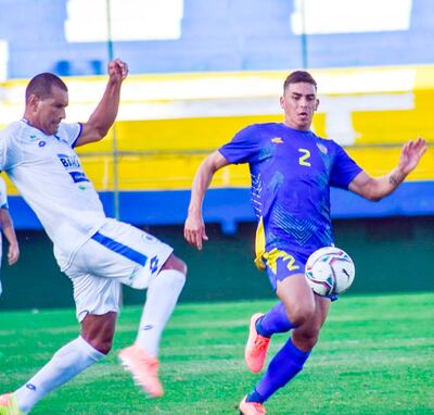Paulo Da Silva (40) y Richard Cabrera (25), durante el amistoso de ayer. Foto CSL