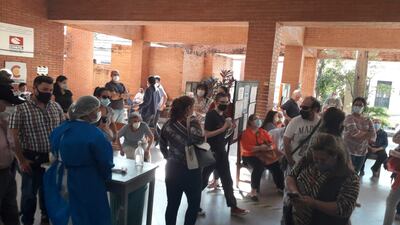Los ciudadanos denuncian esperas prolongadas, poco personal disponible para inmunizar y aglomeraciones en la Cruz Roja.