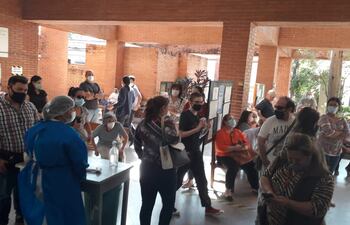 Los ciudadanos denuncian esperas prolongadas, poco personal disponible para inmunizar y aglomeraciones en la Cruz Roja.