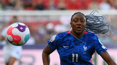 La jugadora francesa Kadidiatou Diani tiene en la mira el balón, durante el partido que la selección gala ganó ayer 5-1 a Italia.