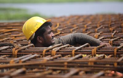 -FOTODELDÍA- EA1811. CALCUTA (INDIA), 02/05/2022.- Un obrero trabaja en la construcción de un edificio en Calcuta, India, este lunes. La severa ola de calor que atraviesa la India, que llegó a registrar temperaturas de hasta 47 grados en varios puntos del país, comenzará a remitir en los próximos días con la llegada de precipitaciones y episodios tormentosos que aliviarán las máximas en las regiones más afectadas, informaron hoy las autoridades. EFE/PIYAL ADHIKARY
