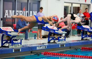 Luana María Alonso Méndez (19/03/2004) se ubicó primera en los 200 m mariposa de su universidad, en los EE.UU.