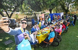 Imagen del lanzamiento junto a las familias. La Comilona de Teletón es para la familia y se ha sostenido por 40 años gracias a la solidaridad. Las familias que están presentes en este lanzamiento representan de alguna manera los tres centros de rehabilitación de Teletón.