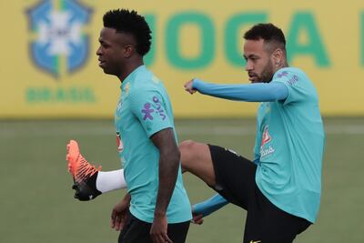 Los jugadores de Brasil Vinicius Junior (i) y Neymar participan hoy, en un entrenamiento en la Granja Comary, en la ciudad de Teresópolis (Brasil). Brasil enfrentará a Chile en un partido válido para las Eliminatorias al Mundial 2022.