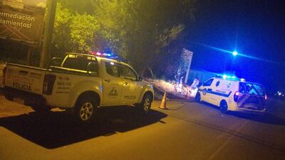 La Policía Nacional y los bomberos voluntarios llegaron al lugar para el procedimiento de rigor.