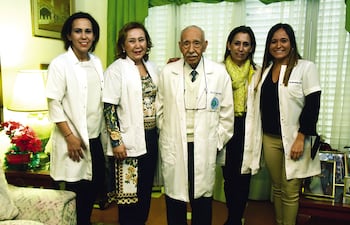 Generación de médicos: los doctores María de la Paz Díaz Peña González, Marta González de Díaz Peña, Zenón González Romero, María Cristina González de Riquelme y Verónica González Lucero.