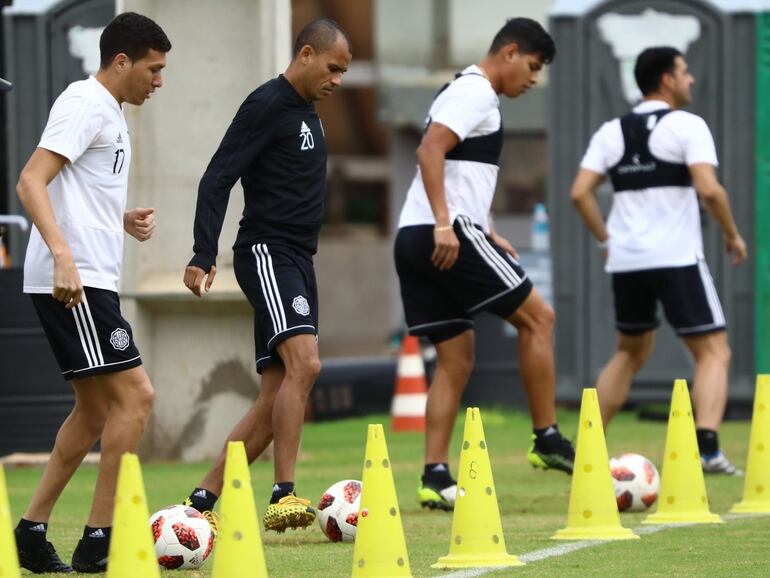 Hernesto Caballero, Sergio Otálvaro y Jorge Arias en el entrenamiento de Olimpia.