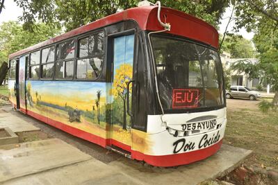 El exterior del ómnibus recuperado fue pintado con paisajes alusivos al país.